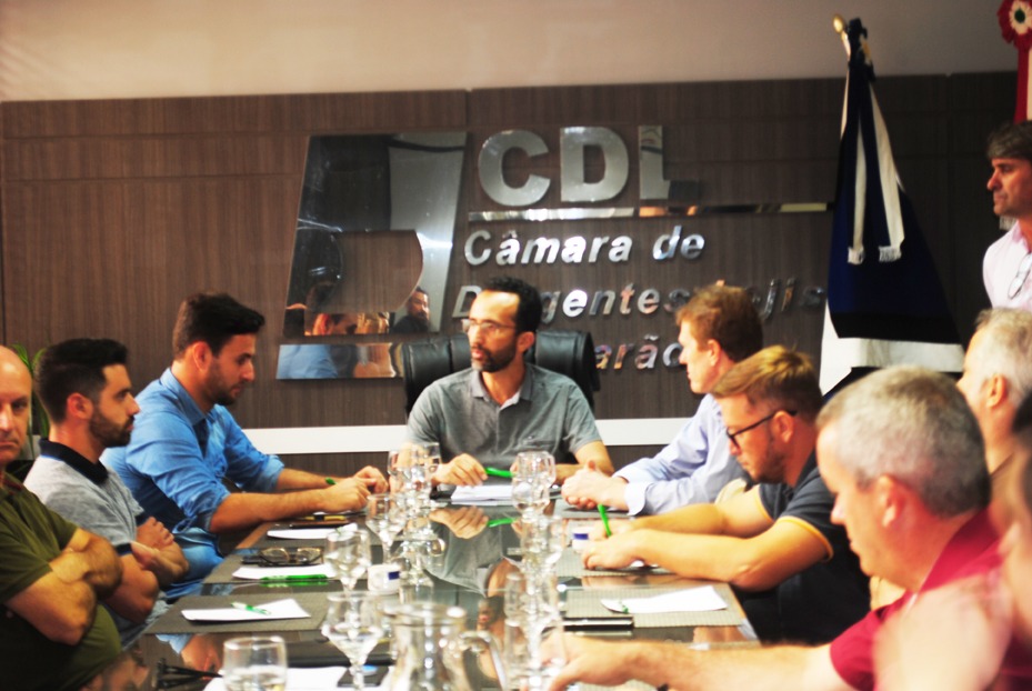 Deputados e lojistas discutem oneração tributária em Tubarão