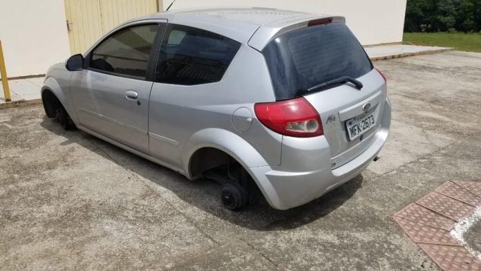 Morro da Fumaça: Pneus de carro de professora são furtados em escola