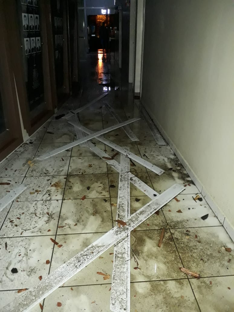 Prejuízo: Vento forte derrubou o telhado da Câmara de Forquilhinha