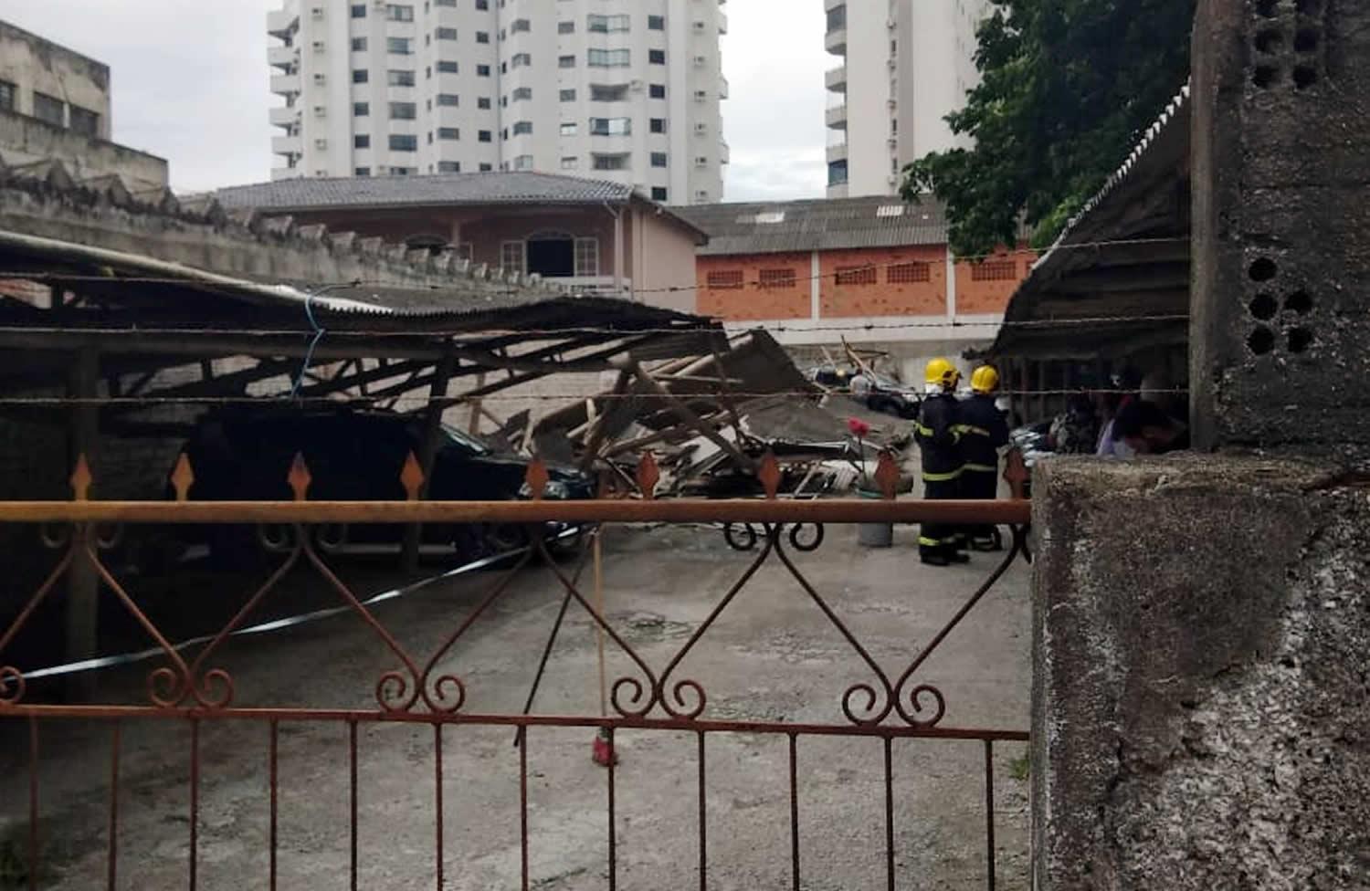 Cobertura de estacionamento desaba no centro de Tubarão