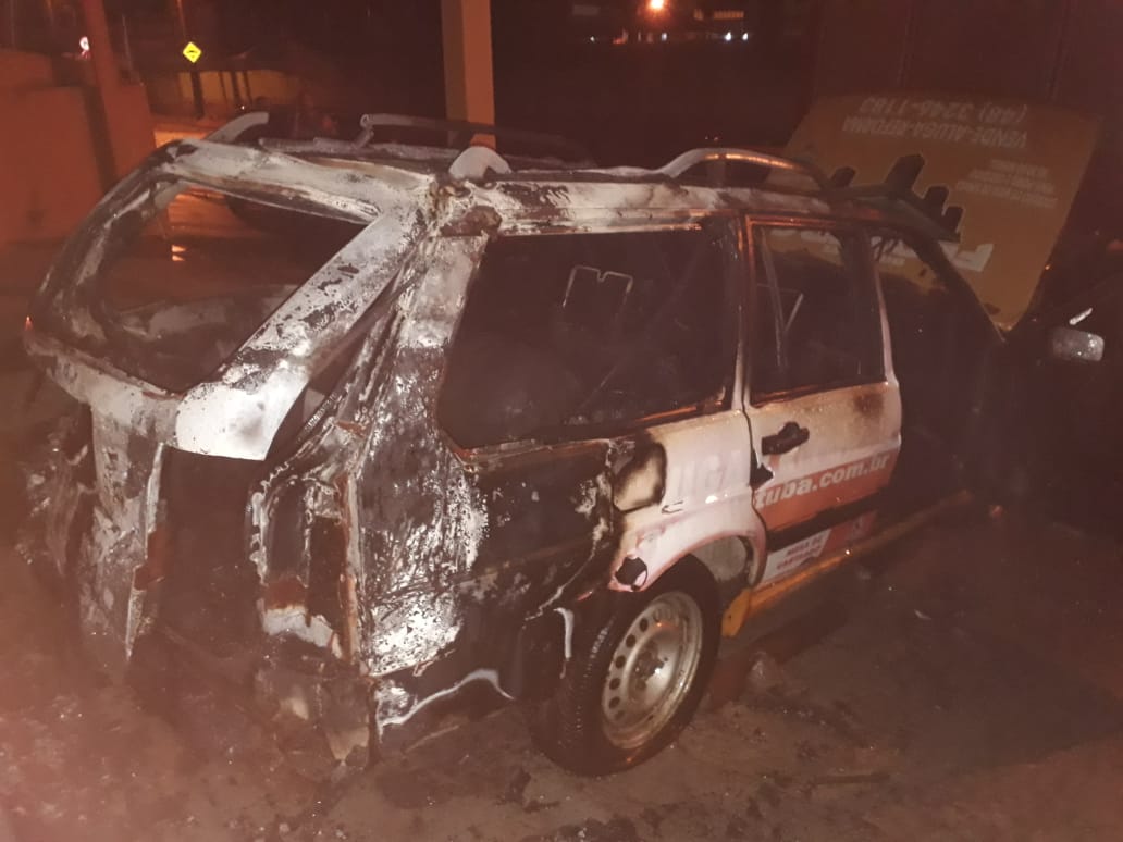 Veículo é atingido por incêndio em Tubarão