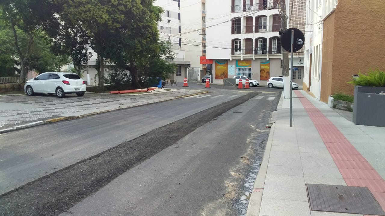 Obras de implantação do esgotamento sanitário no Centro de Tubarão devem se estender por mais três meses