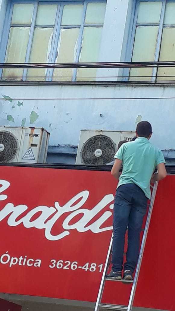 Princípio de incêndio em ar-condicionado no Centro, em Tubarão, chama a atenção de populares