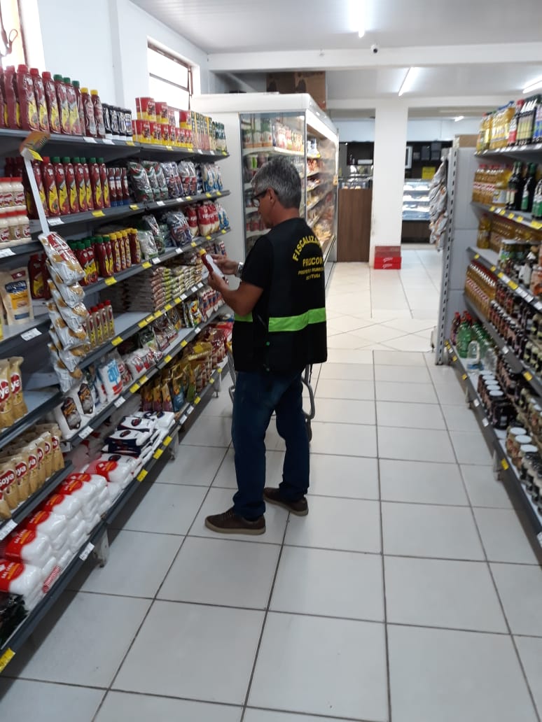 Procon apreende produtos vencidos em mercado de Imbituba