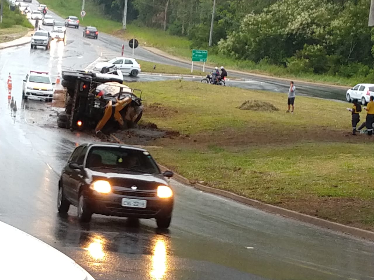 Caminhão tomba na entrada da Via Rápida em Criciúma