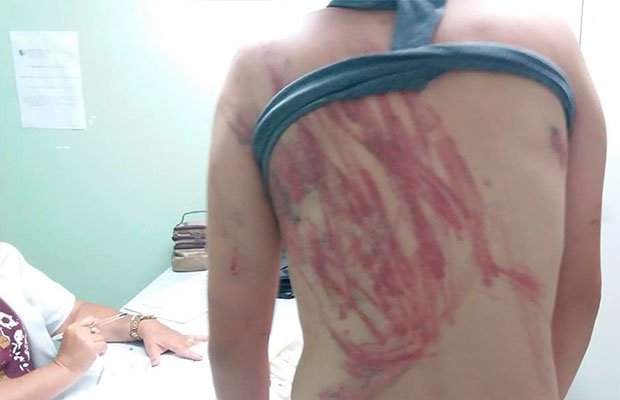 No país: Marido chicoteia esposa com fios elétricos pois ela ‘chegou tarde’ em casa