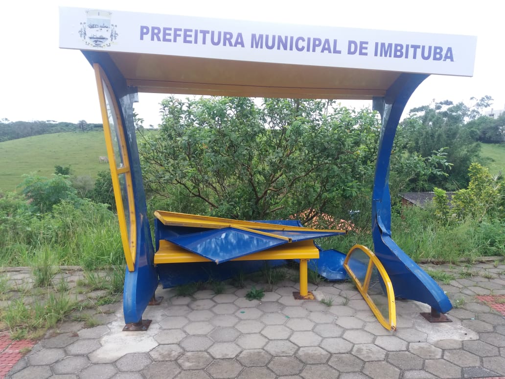 Vandalismo: Motoqueiros destroem abrigo de passageiros em Imbituba