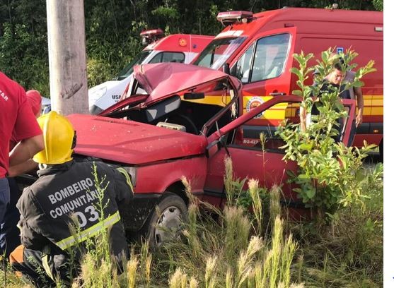 Colisão em poste deixa duas pessoas feridas em Siderópolis