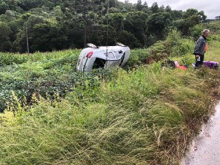 Em SC: Capotamento deixa 5 pessoas feridas