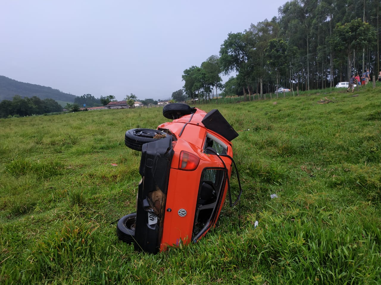 Capotamento em Grão-Pará deixa motorista ferido