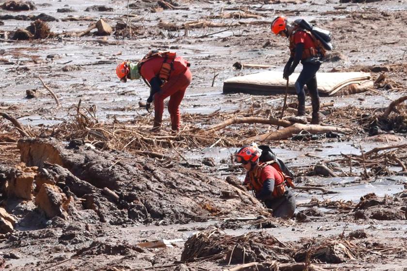 Bombeiros localizam mais dois corpos em Brumadinho