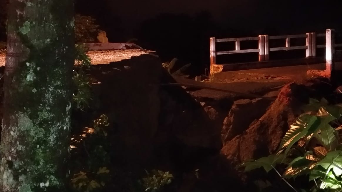 Após fortes chuvas, ponte central é interditada em Armazém