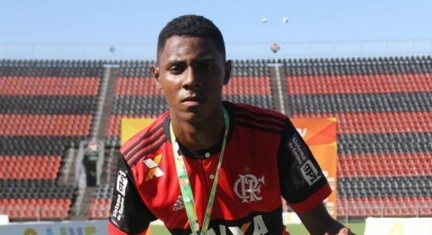 Incêndio no CT do Flamengo: Sobrevivente com 35% do corpo queimado começa a andar