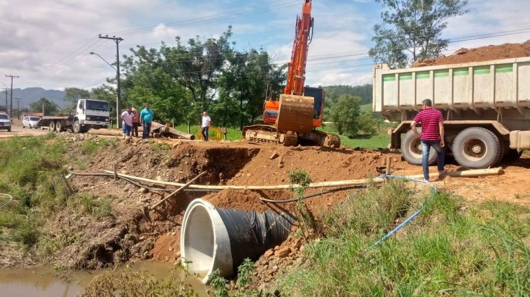 Trecho da SC-370 danificado pela chuva é recuperado em Grão-Pará