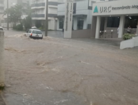 Fortes chuvas causam alagamentos em cidades do Sul de SC