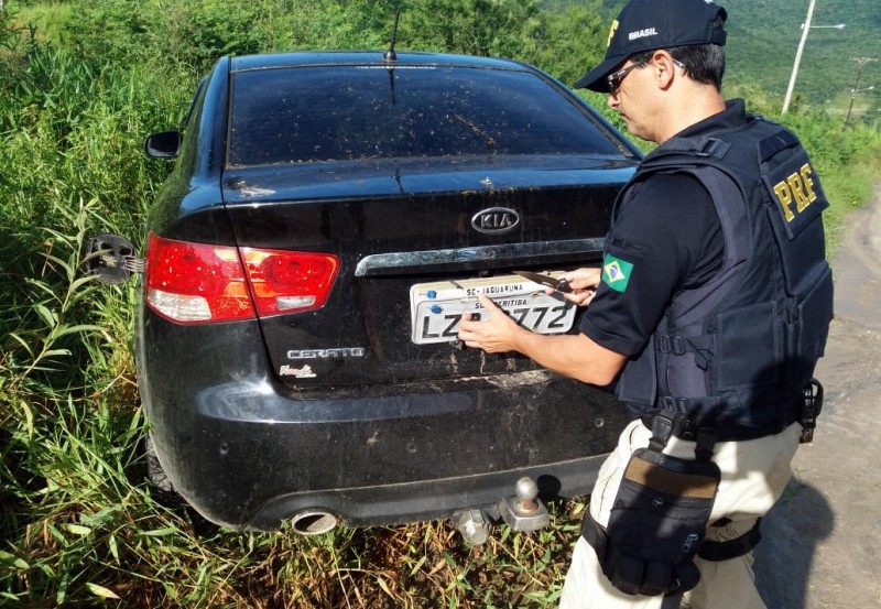 Veículo roubado com placa de Jaguaruna é recuperado na BR-101 em Imbituba