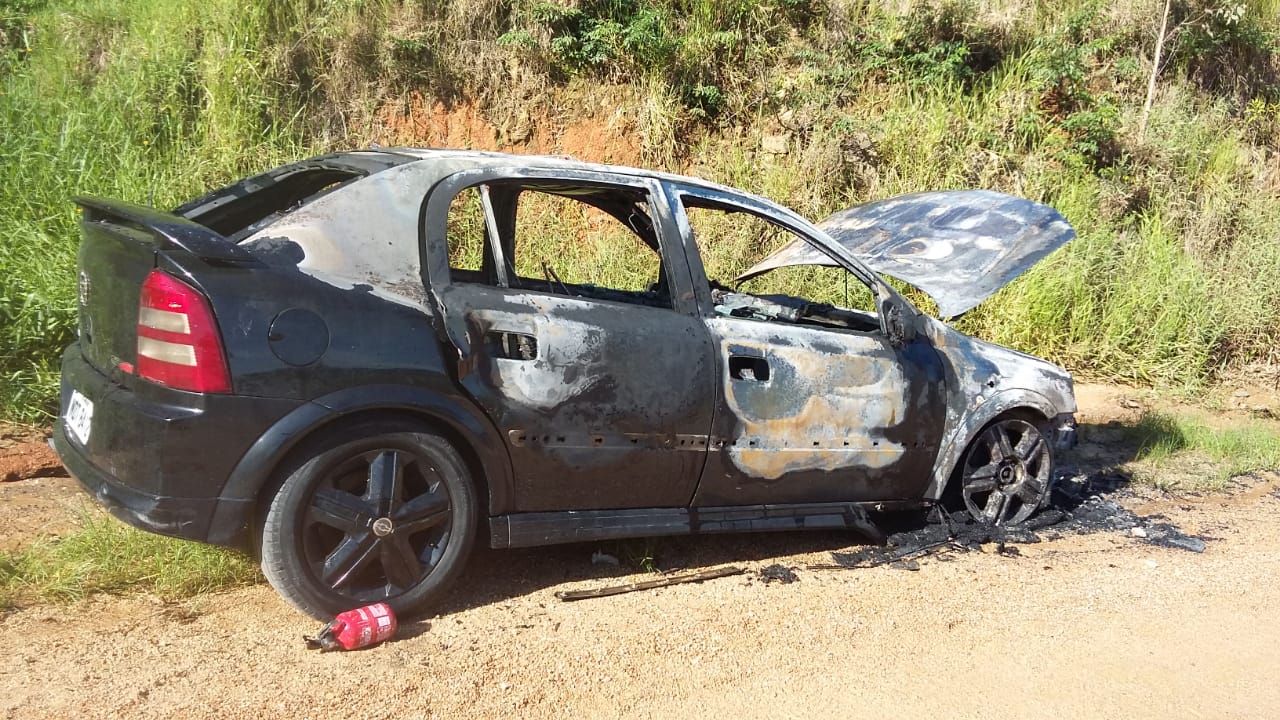 Veículo é atingido pelo fogo em Armazém