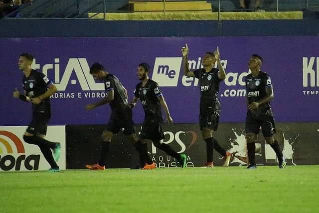 Tubarão abre três, segura reação do Joinville e vence a primeira no ano