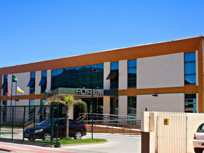 Mulher que foi atingida por copo no rosto em bar de Laguna será indenizada