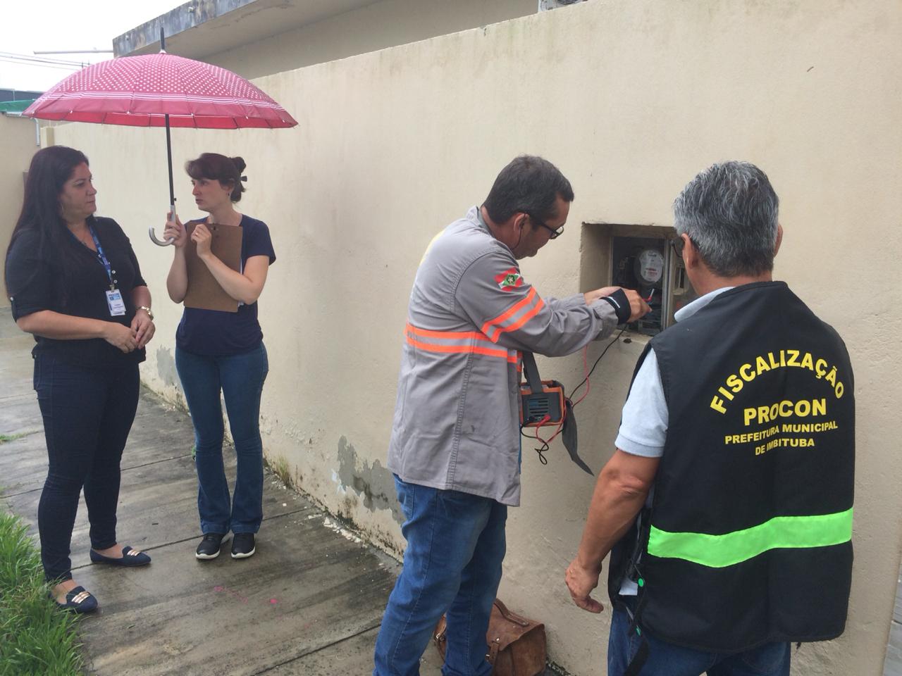 Procon e Celesc fiscalizam residências após denúncias em Imbituba