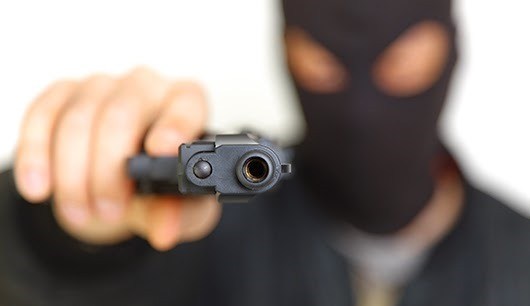 Armados e encapuzados, assaltantes rendem caseiro de sítio e roubam mais de R$ 30 mil em Imbituba