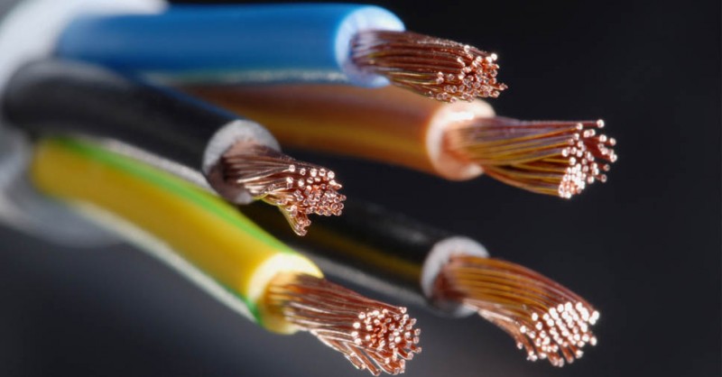 Laguna: Homem é eletrocutado ao tentar tirar fio do meio da rua