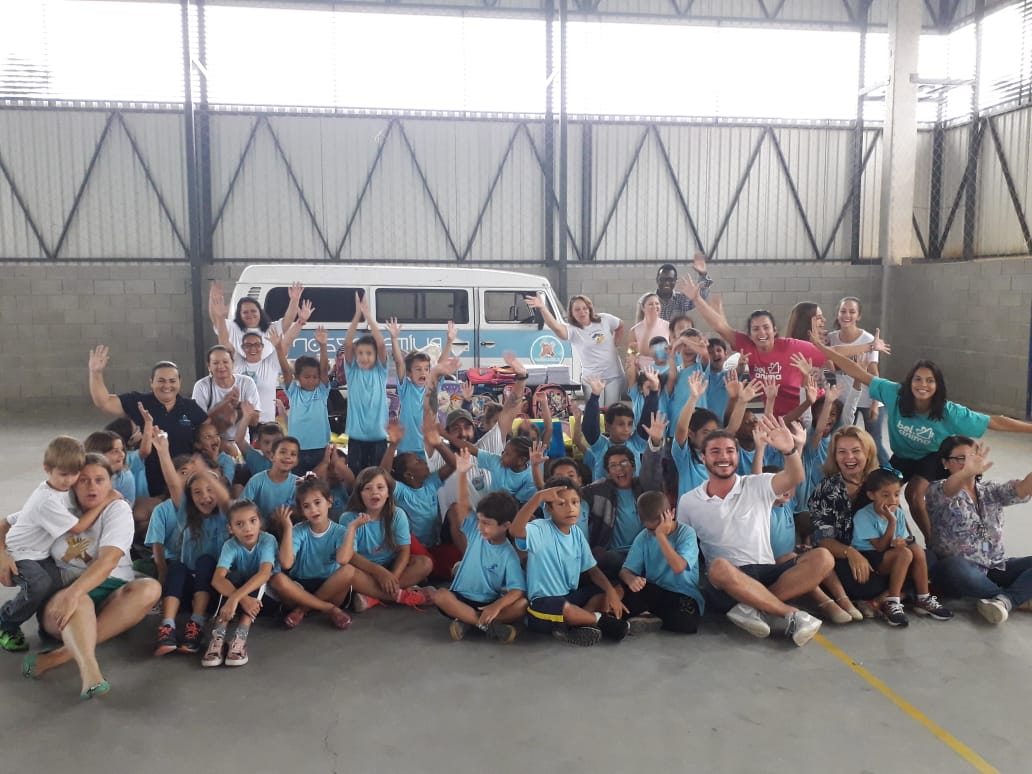 Entrega de kits escolares beneficia mais de 200 crianças da Combemtu