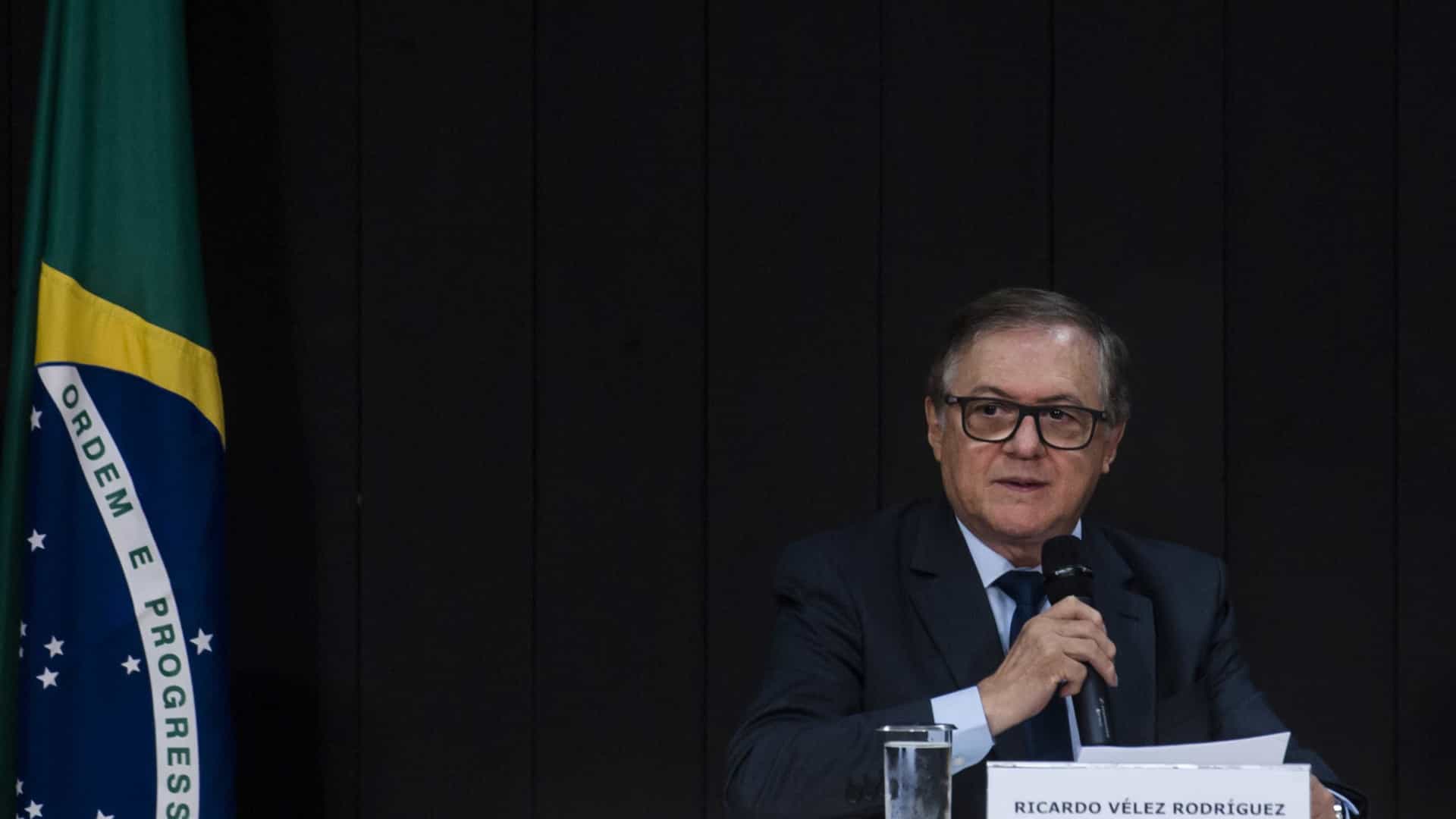 Ministro admite erro ao pedir que escolas filmem crianças cantando hino