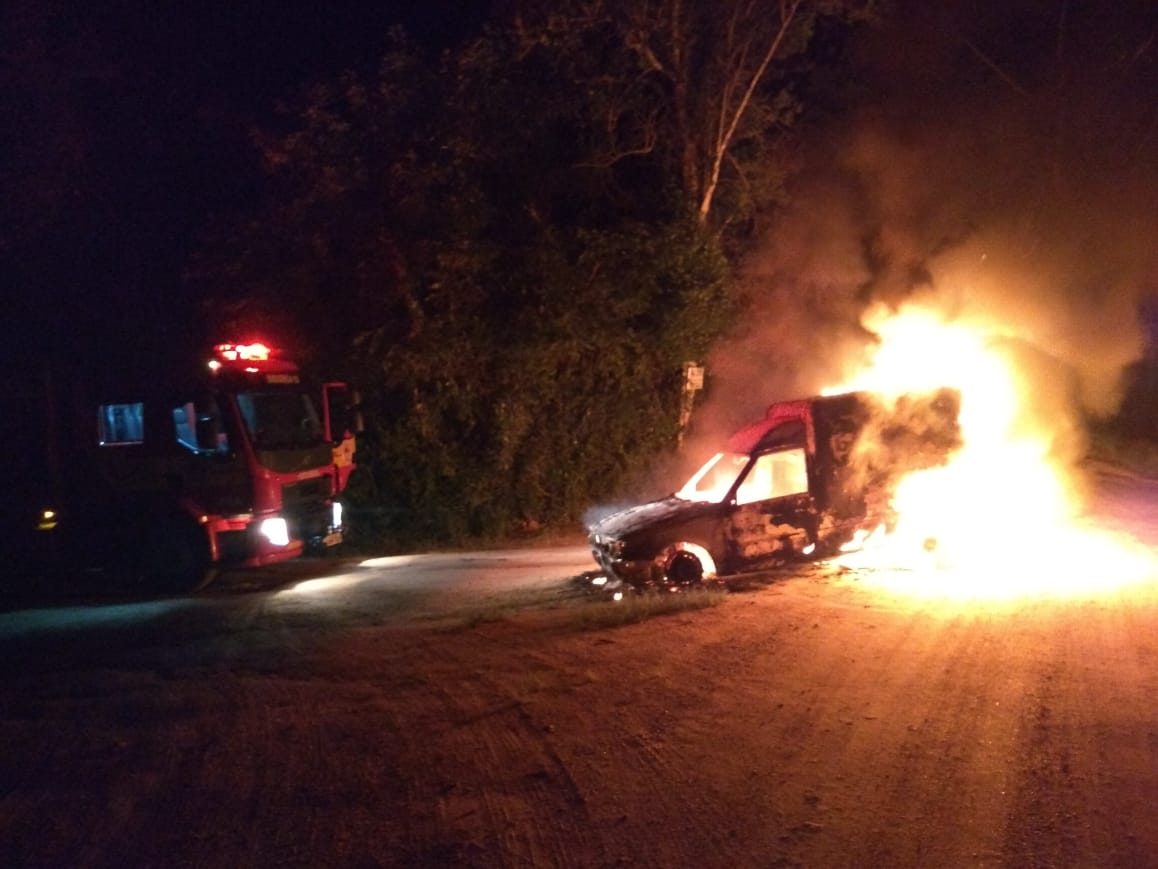 Carro é destruído por incêndio em Treze de Maio