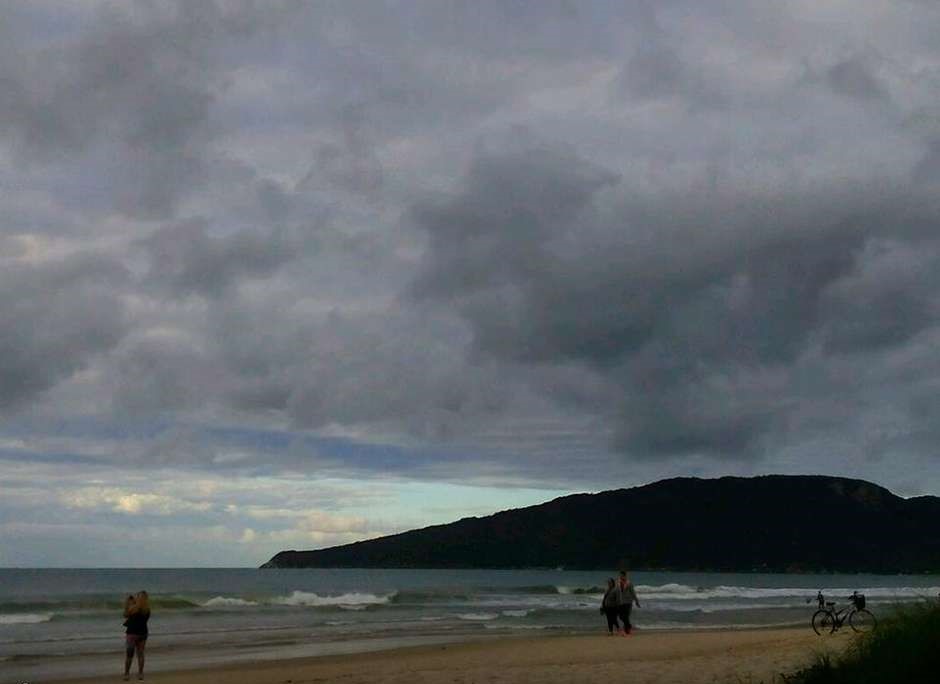 Quinta-feira (28) com mais nebulosidade e chuvisco próximo ao Litoral de SC