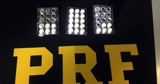 PRF apreende comprimidos de rebites com motorista de carreta na BR-101, em Tubarão