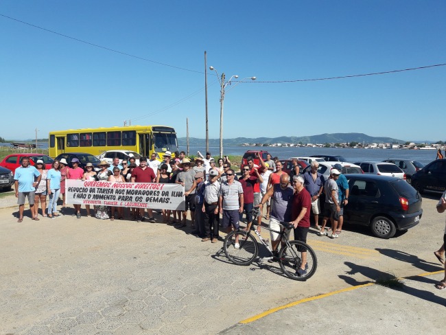 Manifestação paralisa o serviço da balsa, em Laguna, neste sábado (2)