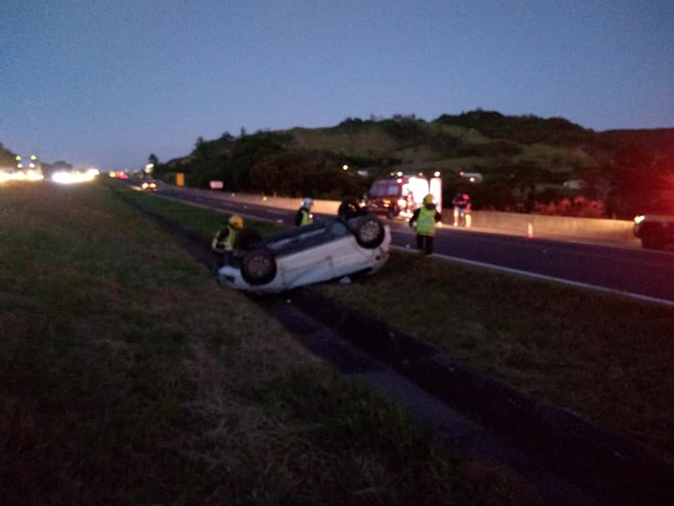 Capotamento deixa duas pessoas feridas na BR-101, em Jaguaruna