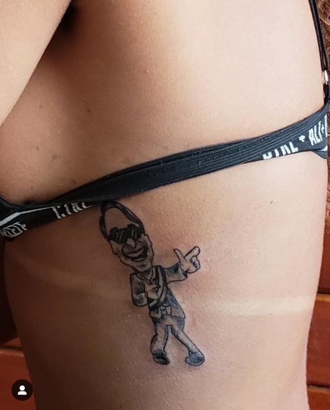 Em SP: Modelo é proibida de desfilar por ter tattoo de Bolsonaro