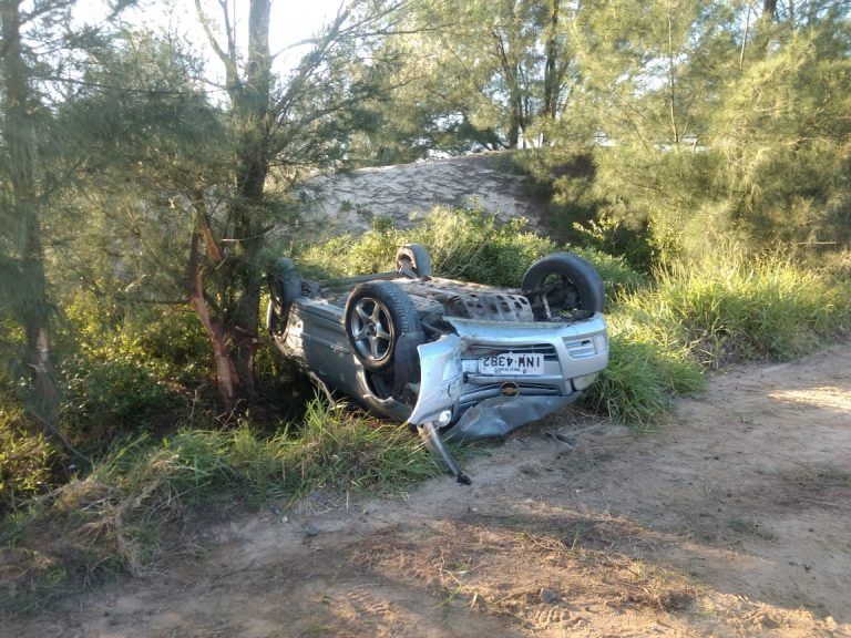 Capotamento é registrado na Praia do Gi, em Laguna