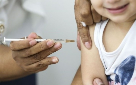 Procura por vacina contra meningite dispara após morte de neto de Lula