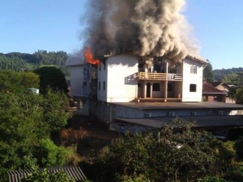 No RS: Menino de 4 anos e idosa morrem em incêndio