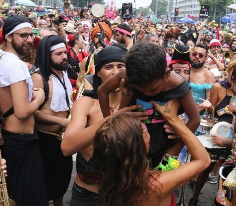 No RJ: Bloco para e fica em silêncio para encontrar mãe de criança perdida