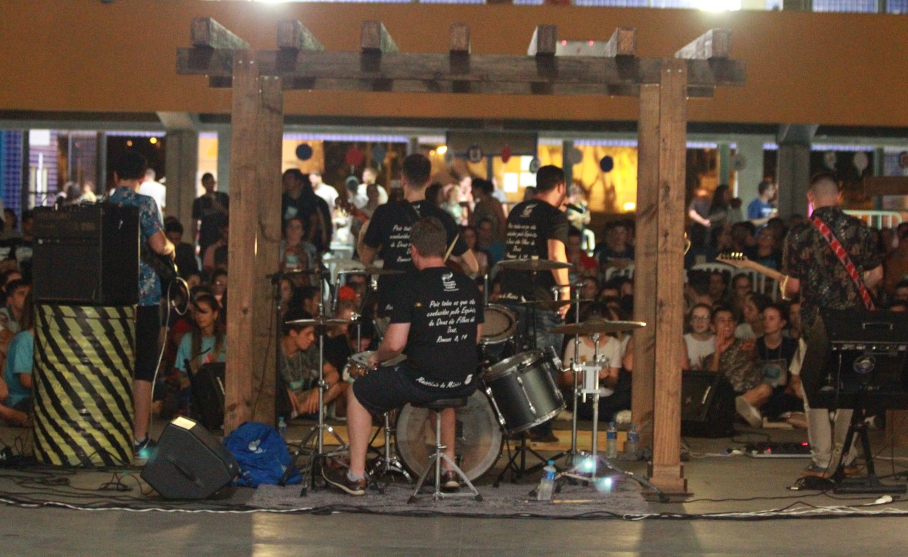 Luau encerra segundo dia de Vinde e Vede em Criciúma