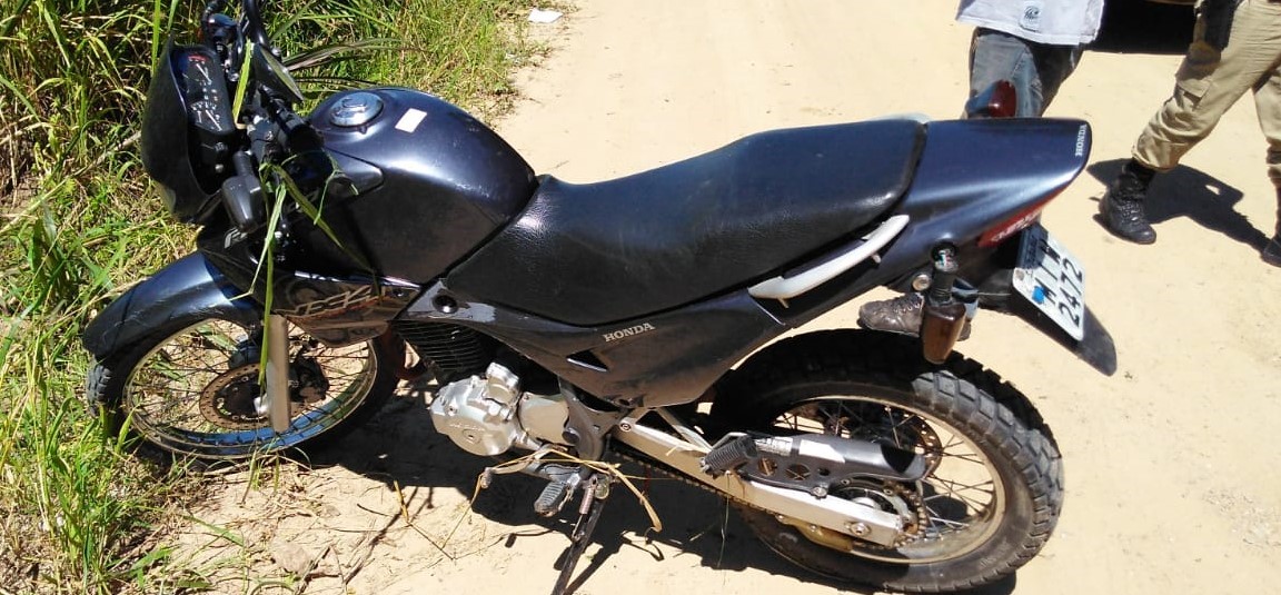 Motocicleta utilizada no assalto em posto de combustíveis, em Tubarão, é encontrada