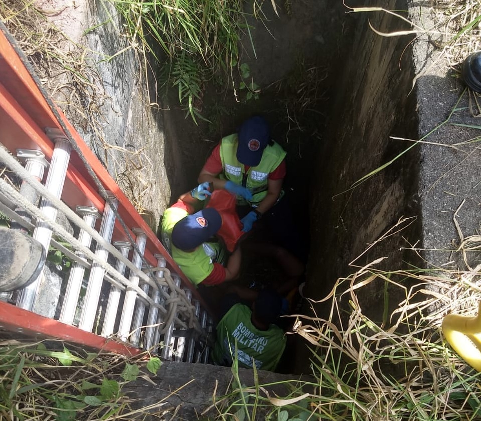 Em SC: Criança de 10 anos cai em bueiro quando pilotava uma motocicleta na rodovia