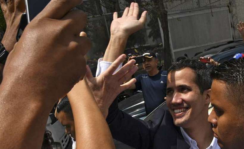 Sob ameaça de prisão, Guaidó chega à Venezuela e convoca manifestações