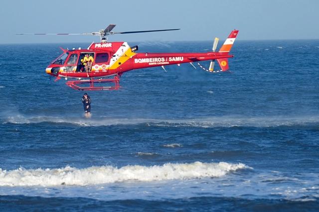 Dois afogamentos mobilizam bombeiros em praia de Laguna