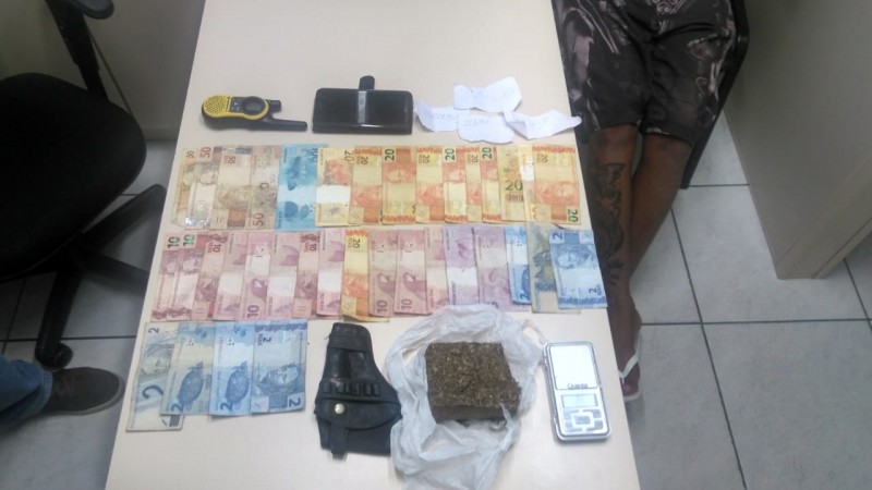 Polícia apreende drogas, rádio comunicador, celular e mais de R$600
