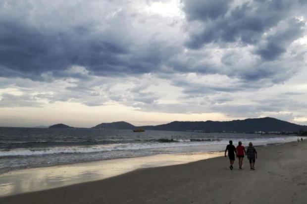 Quinta-feira (7) será de muitas nuvens e temperatura alta em SC