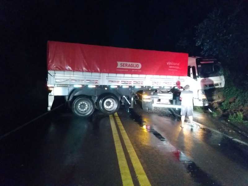 Em SC: Carreta faz “L” em rodovia e deixa motorista com corte profundo na cabeça