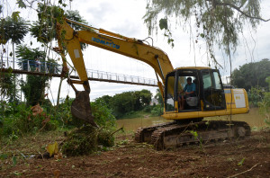 Passarela de concreto: canteiro de obras é montado