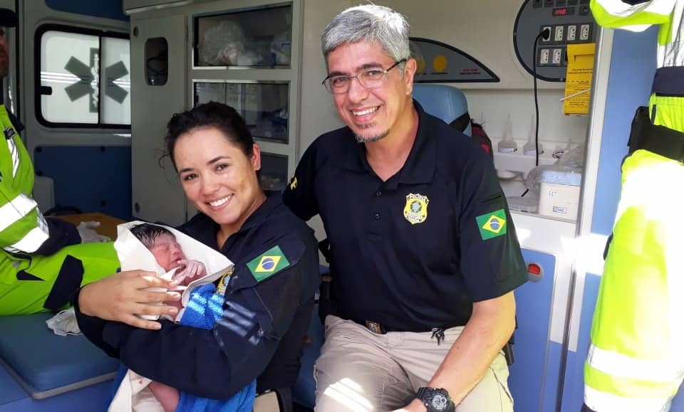 Em SC: Bebê nasce dentro de carro em frente à base da PRF