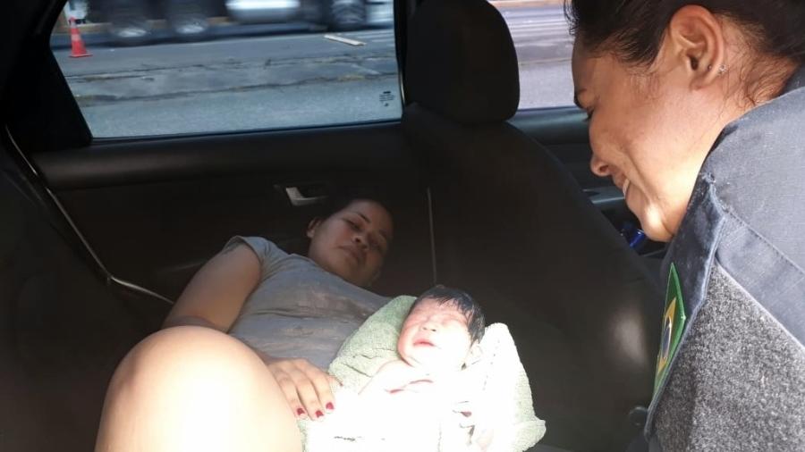 Jovem dá à luz em carro de app antes de chegar na maternidade em SC