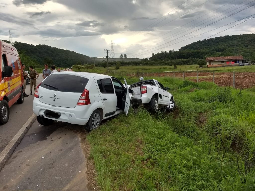 Motorista passa mal e colide em caminhonete com botijões de gás em Orleans